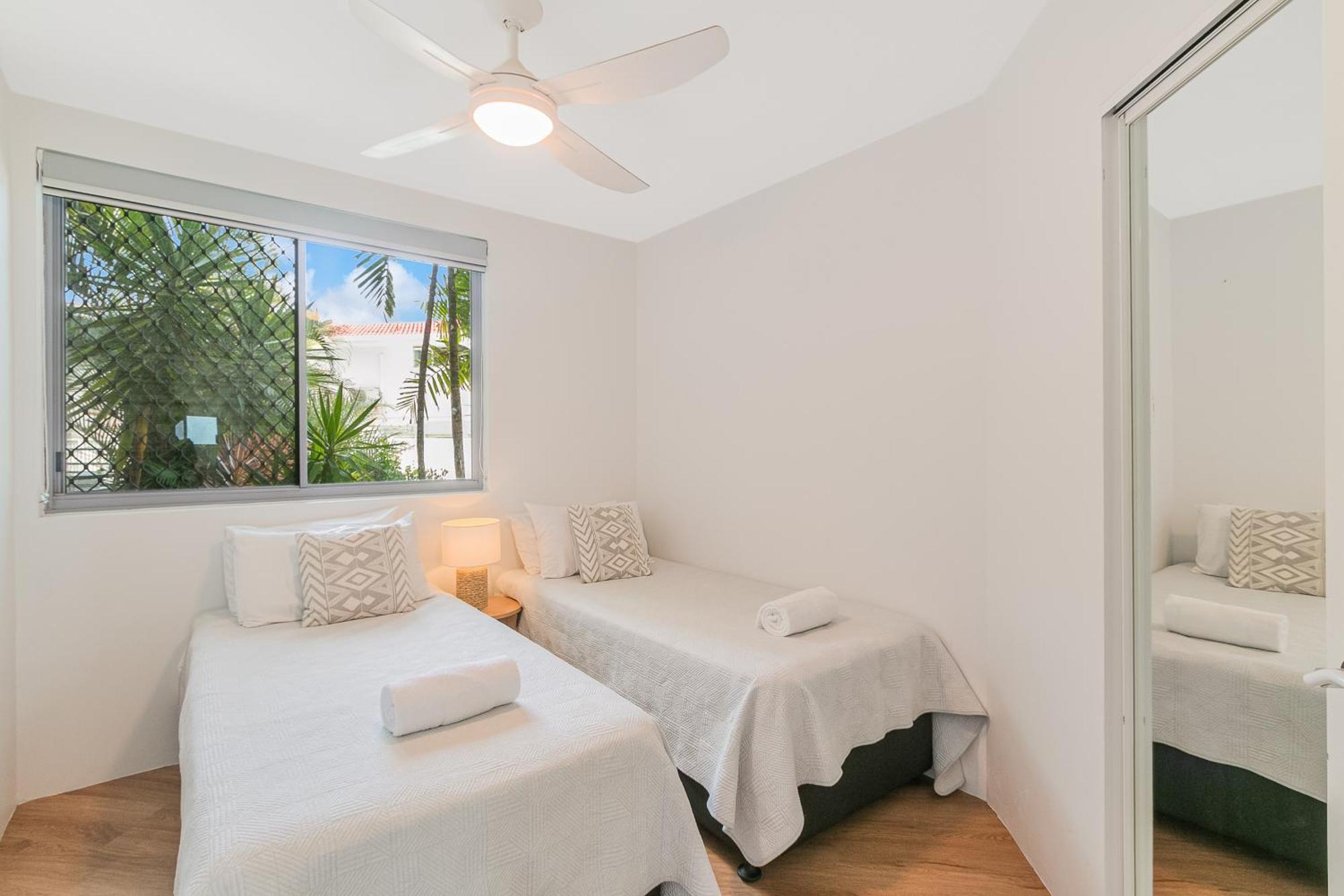 Oceanside Resort - Absolute Beachfront Apartments Голд-Кост Экстерьер фото