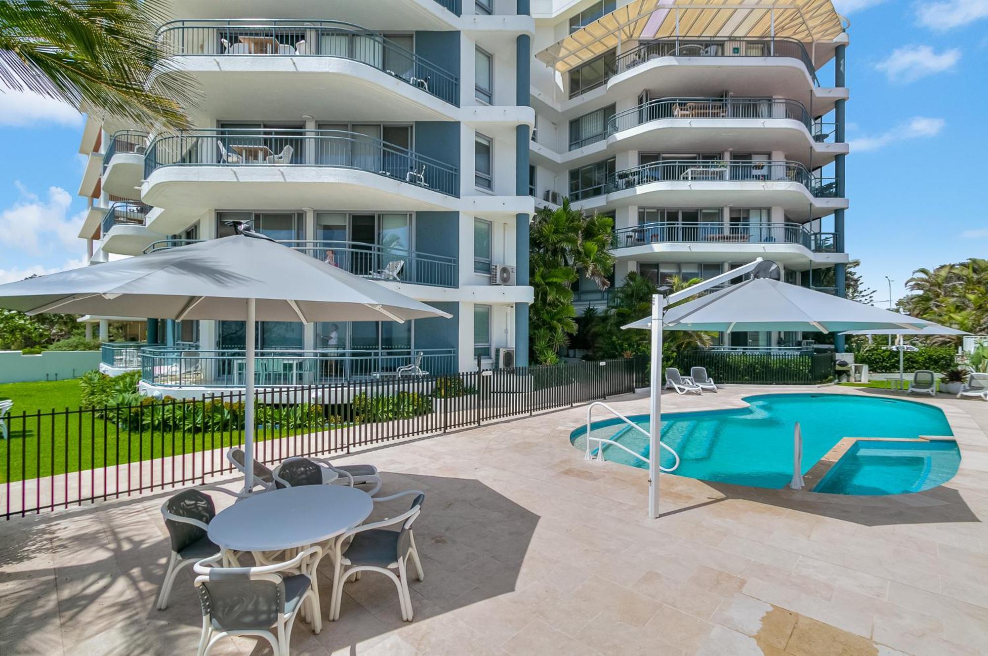 Oceanside Resort - Absolute Beachfront Apartments Голд-Кост Экстерьер фото