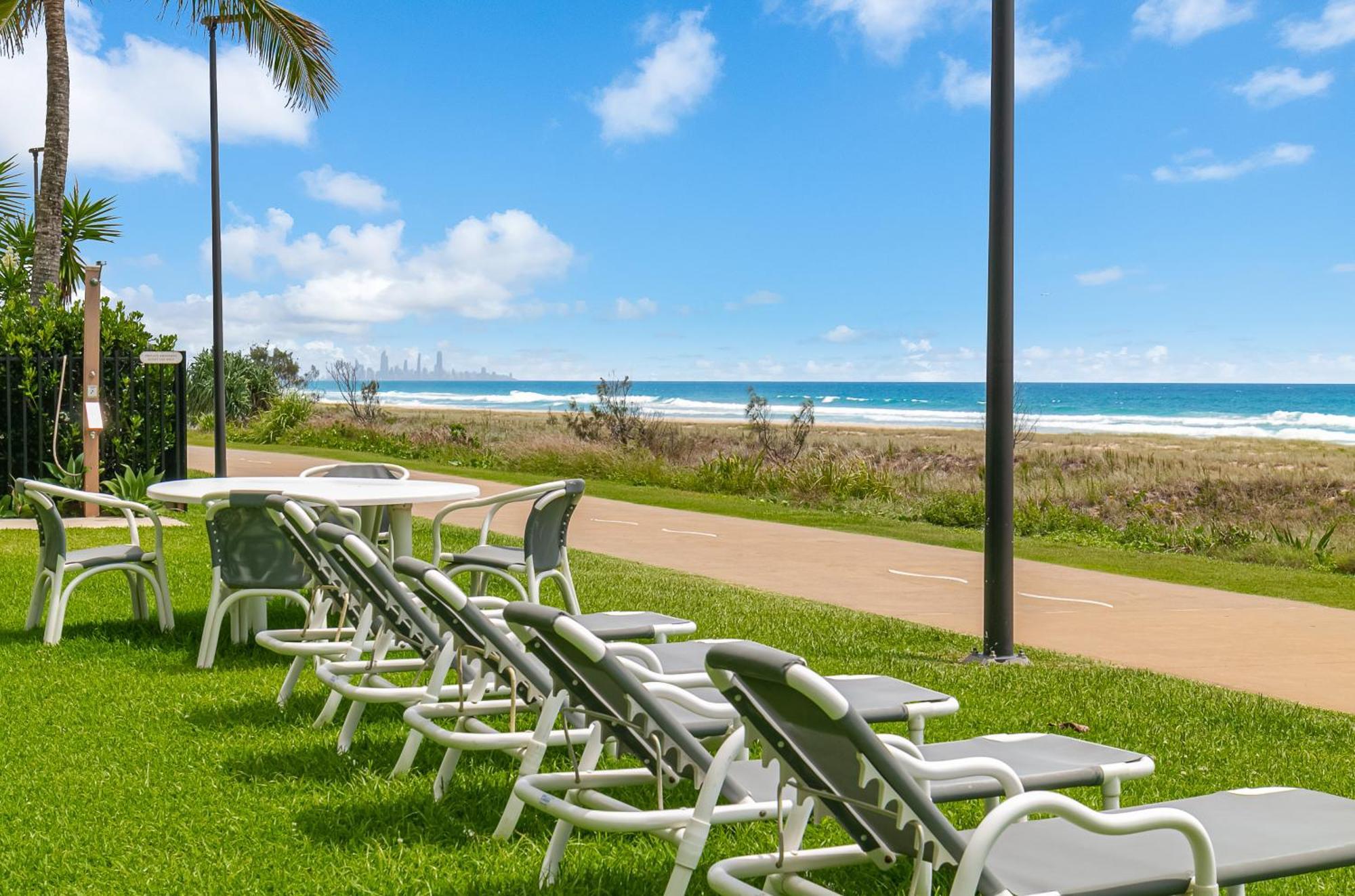Oceanside Resort - Absolute Beachfront Apartments Голд-Кост Экстерьер фото