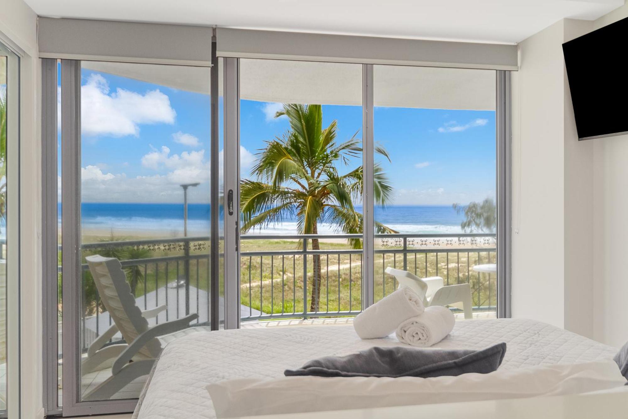Oceanside Resort - Absolute Beachfront Apartments Голд-Кост Экстерьер фото