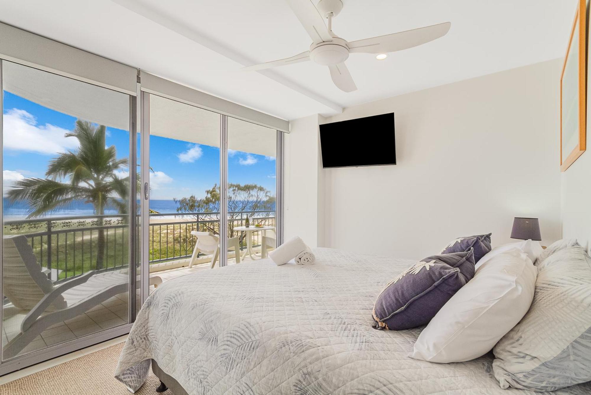 Oceanside Resort - Absolute Beachfront Apartments Голд-Кост Экстерьер фото