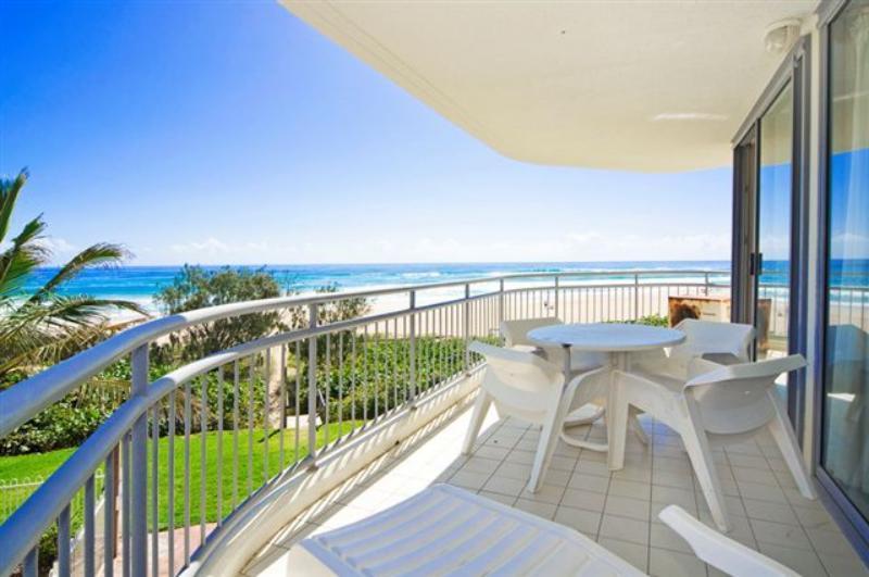 Oceanside Resort - Absolute Beachfront Apartments Голд-Кост Экстерьер фото