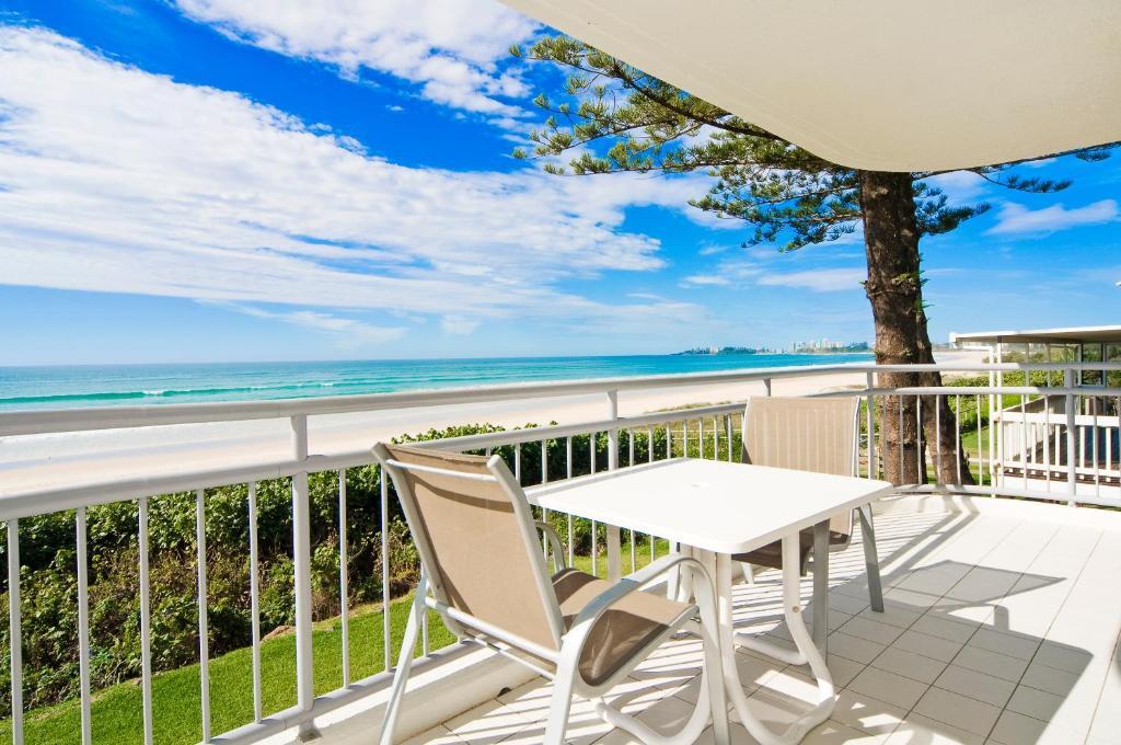 Oceanside Resort - Absolute Beachfront Apartments Голд-Кост Экстерьер фото