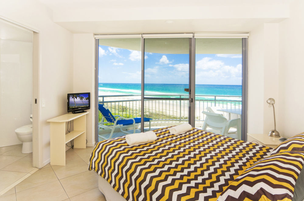 Oceanside Resort - Absolute Beachfront Apartments Голд-Кост Экстерьер фото