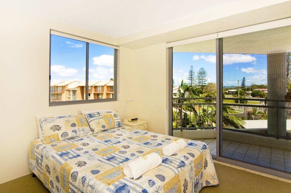Oceanside Resort - Absolute Beachfront Apartments Голд-Кост Экстерьер фото