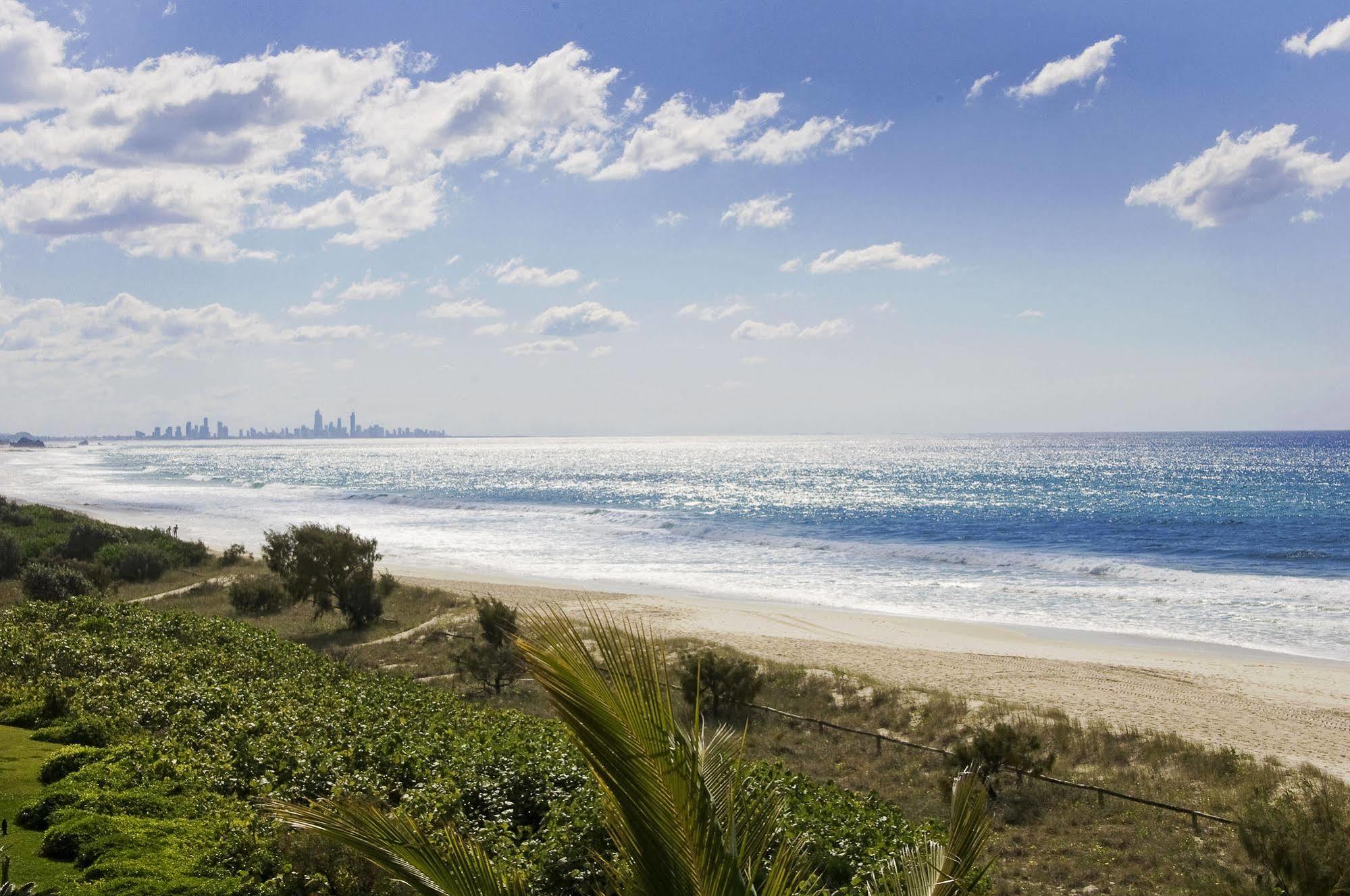 Oceanside Resort - Absolute Beachfront Apartments Голд-Кост Экстерьер фото